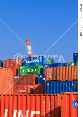 積み置かれる国際海上貨物用コンテナ 97930078