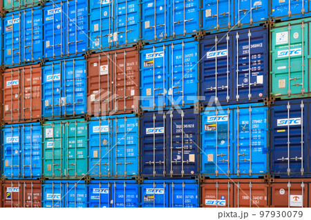 積み置かれる国際海上貨物用コンテナ 積み置かれる国際海上貨物用コンテナ 97930079