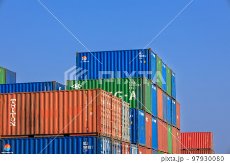積み置かれる国際海上貨物用コンテナ 積み置かれる国際海上貨物用コンテナ 97930080