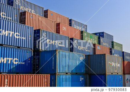 積み置かれる国際海上貨物用コンテナ 97930083