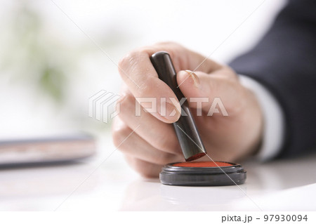 契約　契約書　押印　サイン　女性　手元 97930094