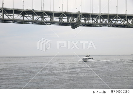 明石海峡大橋をくぐる高速船 97930286