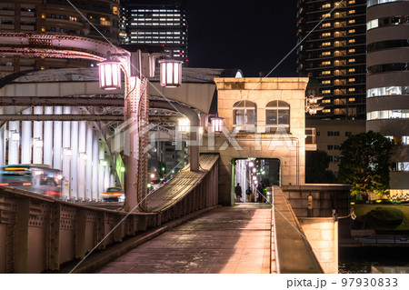 《東京都》勝鬨橋とタワーマンションの夜景・東京ベイエリア 97930833