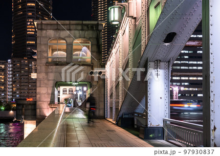 《東京都》勝鬨橋とタワーマンションの夜景・東京ベイエリア 《東京都》勝鬨橋とタワーマンションの夜景・東京ベイエリア 97930837