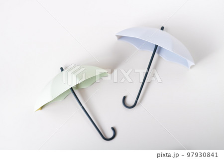 梅雨を楽しく・ダンスする雨傘 97930841