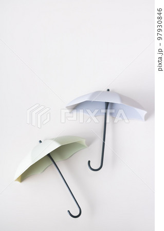 梅雨を楽しく・ダンスする雨傘 97930846