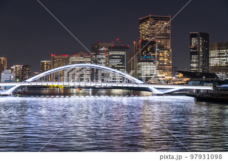 《東京都》築地大橋とオフィス街の夜景・東京ベイエリア 97931098