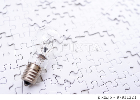 アイデアを閃く　ばらばらのジグソーパズルと電球の背景テクスチャ　戦略　明るめ 97931221