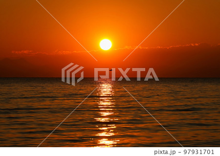 三浦海岸から見る初日の出の朝焼けとオレンジに染まる海 97931701