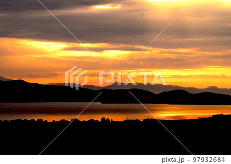 夕暮れの湖畔と山々【福島県耶麻郡猪苗代町 猪苗代湖】 夕暮れの湖畔と山々【福島県耶麻郡猪苗代町 猪苗代湖】 97932684