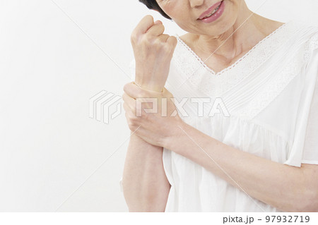 腱鞘炎の中年女性 白背景 腱鞘炎の中年女性 白背景 97932719