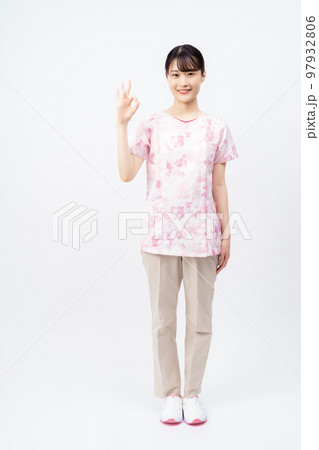 花柄のスクラブを着た若い女性の看護師（OKサイン） 97932806