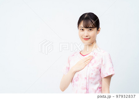 花柄のスクラブを着た若い女性の看護師 花柄のスクラブを着た若い女性の看護師 97932837