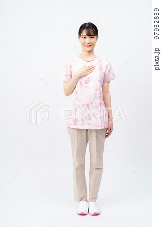 花柄のスクラブを着た若い女性の看護師 97932839