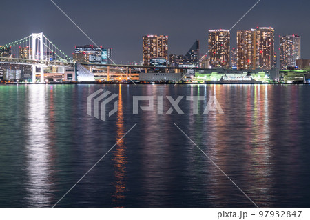 《東京都》タワーマンションの夜景・東京ベイエリア 97932847