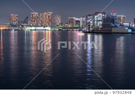 《東京都》タワーマンションの夜景・東京ベイエリア 97932848
