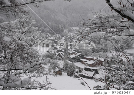 風景写真・岐阜県・白川村・白川郷・合掌造り・遠景 風景写真・岐阜県・白川村・白川郷・合掌造り・遠景 97933047