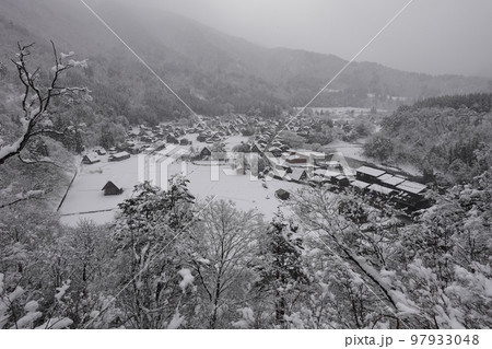 風景写真・岐阜県・白川村・白川郷・合掌造り・遠景 風景写真・岐阜県・白川村・白川郷・合掌造り・遠景 97933048