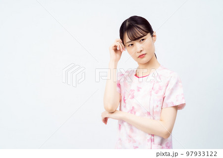 花柄のスクラブを着た若い女性の看護師 97933122
