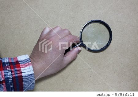 男性の手と虫眼鏡 男性の手と虫眼鏡 97933511
