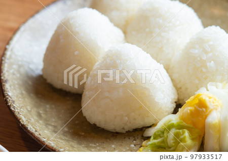 新米のおむすびと白菜漬け 97933517