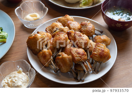 手羽先の唐揚げの食卓 97933570