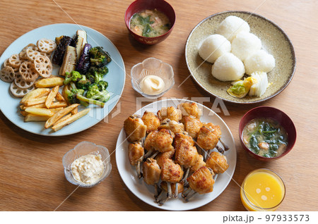 手羽先の唐揚げと新米おむすびの食卓 手羽先の唐揚げと新米おむすびの食卓 97933573