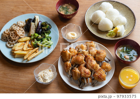 手羽先の唐揚げと新米おむすびの食卓 手羽先の唐揚げと新米おむすびの食卓 97933575