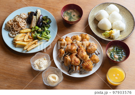 手羽先の唐揚げと新米おむすびの食卓 手羽先の唐揚げと新米おむすびの食卓 97933576