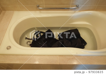 浴槽でウェーダーを洗う 97933635