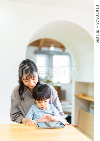 タブレットで写真を見る親子 タブレットで写真を見る親子 97933913