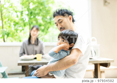 カメラ目線の2歳の男の子 カメラ目線の2歳の男の子 97934502