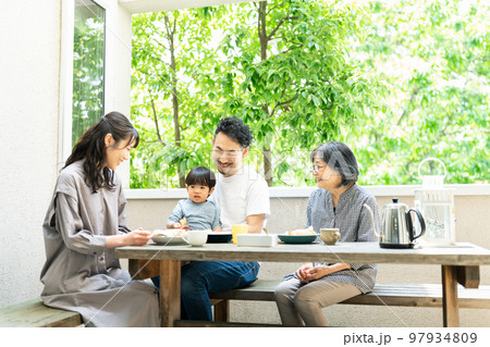 3世代朝食シーン 97934809