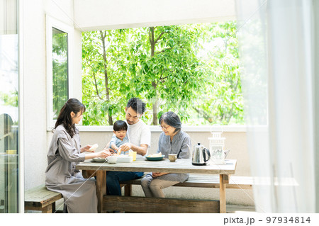 3世代朝食シーン 97934814