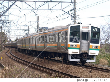 S字カーブを走る211系東海道線 快速アクティー S字カーブを走る211系東海道線 快速アクティー 97934842