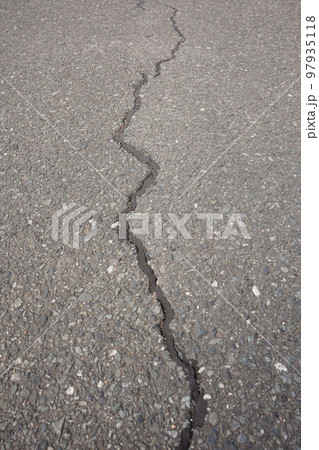 アスファルト道路のひび割れ アスファルト道路のひび割れ 97935118