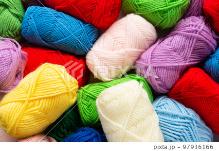 毛糸玉いろいろ　たくさん　アクリル100%の毛糸 97936166