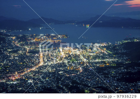 灰ヶ峰からの呉市街夜景 97936229
