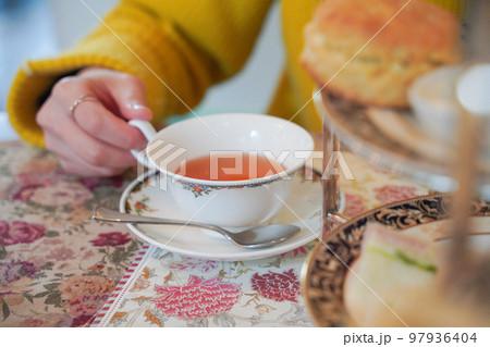 アフタヌーンティーを楽しむ女性 97936404
