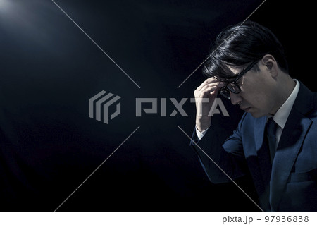眉間に手をあてて俯いているビジネスパーソン 眉間に手をあてて俯いているビジネスパーソン 97936838