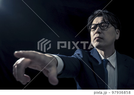 指を差して偉そうに指示をしているビジネスマンのミドル男性 指を差して偉そうに指示をしているビジネスマンのミドル男性 97936858