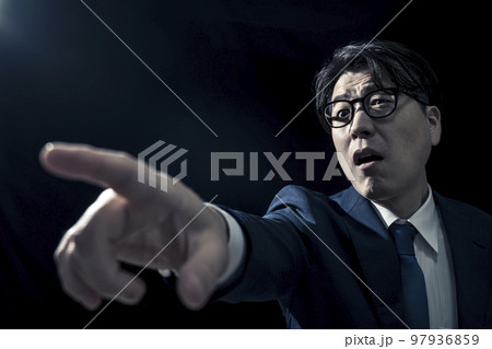 指を差して偉そうに指示をしているビジネスマンのミドル男性 指を差して偉そうに指示をしているビジネスマンのミドル男性 97936859