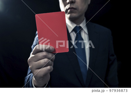 レッドカードを提示する男性ビジネスパーソン 97936873