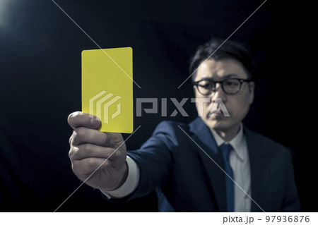 イエローカードを提示する男性ビジネスパーソン 97936876