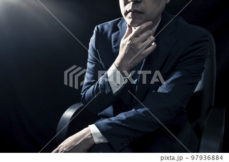 レザーチェアに座って話をしている男性ビジネスパーソン レザーチェアに座って話をしている男性ビジネスパーソン 97936884