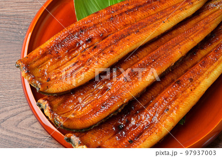 国産のうなぎ蒲焼き、鰻かばやき、鰻蒲焼、かば焼き、高級グルメ、海鮮料理、ウナギ料理。 97937003