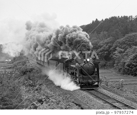 函館本線 蘭島駅付近を走るC62牽引の旅客列車 函館本線 蘭島駅付近を走るC62牽引の旅客列車 97937274
