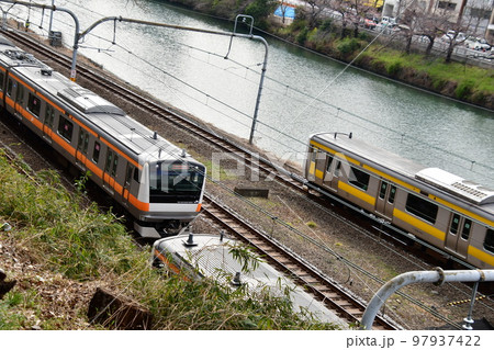 中央本線 飯田橋駅 付近 各駅と快速 中央本線 飯田橋駅 付近 各駅と快速 97937422