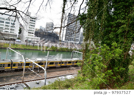 中央本線 飯田橋駅 付近 各駅と快速 中央本線 飯田橋駅 付近 各駅と快速 97937527