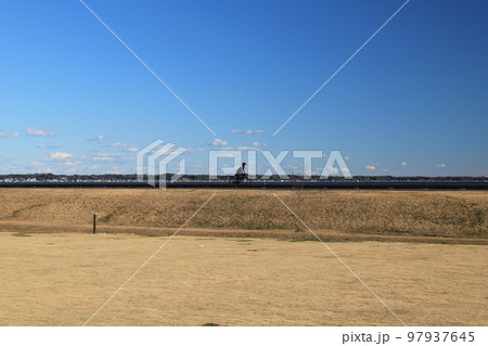 青空のつくば霞ヶ浦りんりんロードを走る 97937645